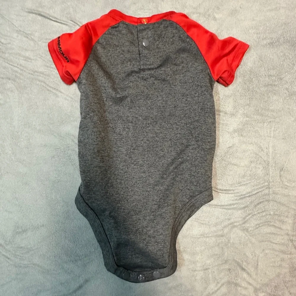 Under Armour Baby Bodysuit Baseball Graphic HeatGear Gray‎ Red 3/6M